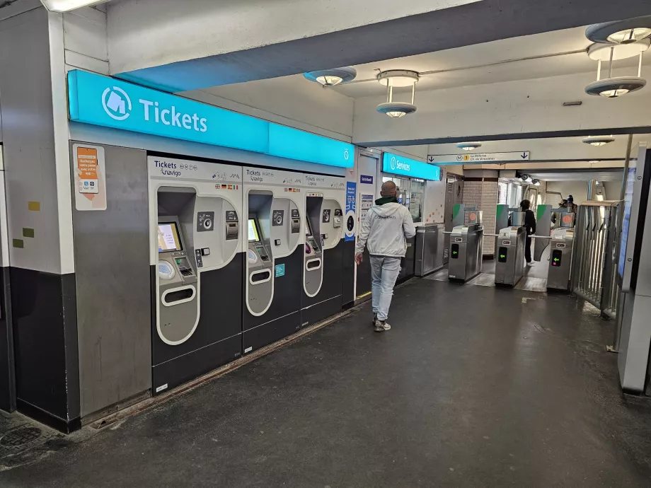 Ci sono distributori automatici di biglietti in ogni stazione della metropolitana