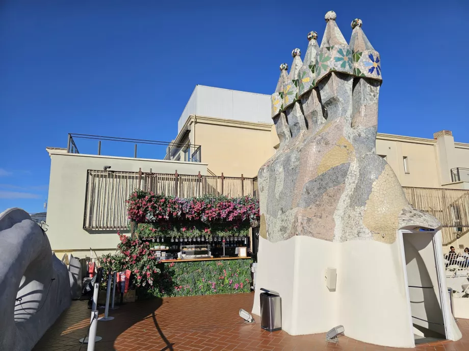 Terrazza e bar, sul tetto di Casa Battlo