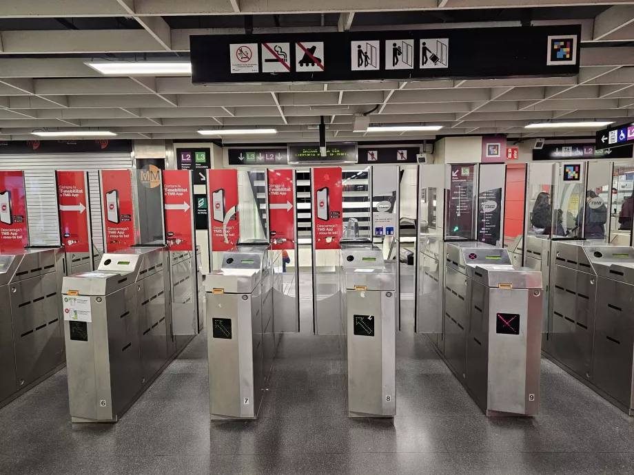 Tornelli all'ingresso della metropolitana