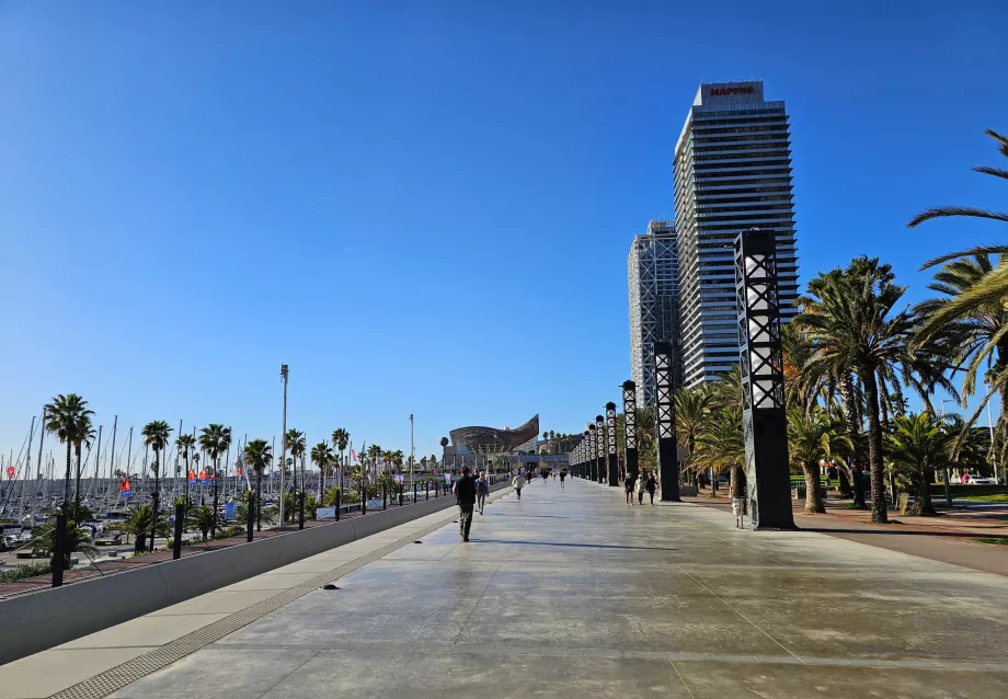 Passeggiata lungo la spiaggia di Bogatell