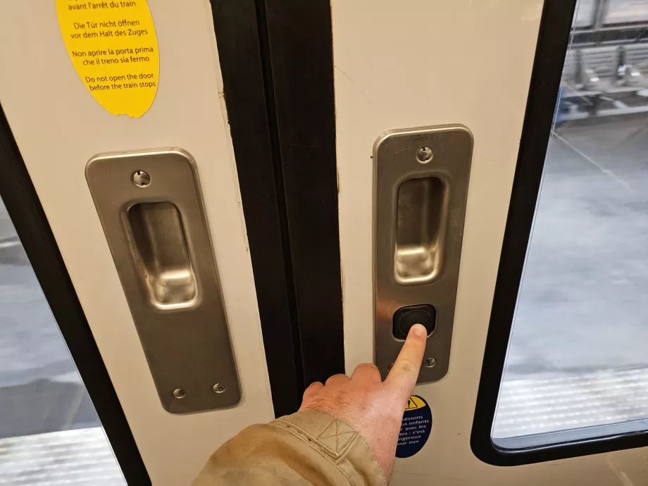 Pulsante di apertura della porta nero su alcuni set RER