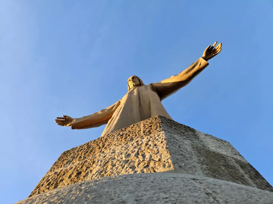 La statua di Cristo in cima alla torre del tempio