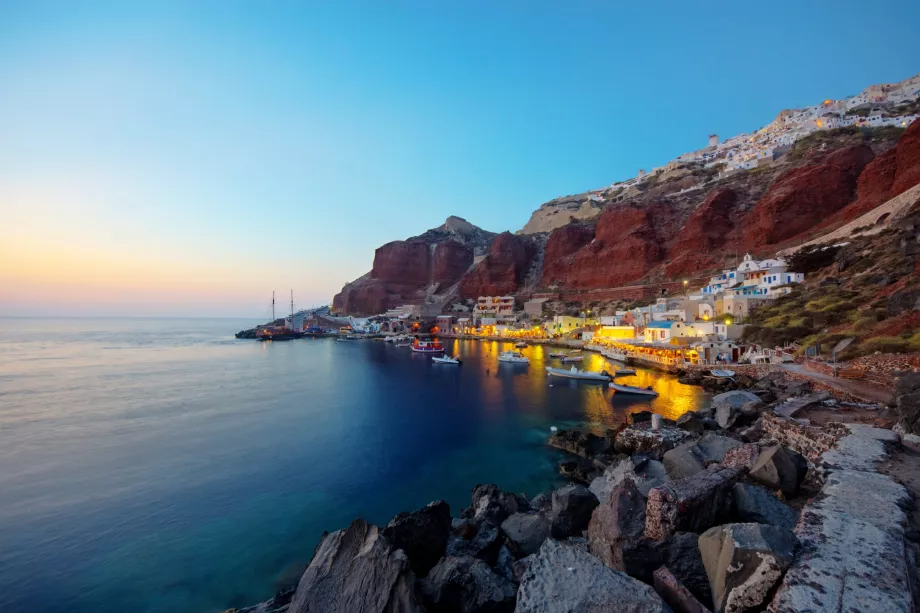 La baia di Ammoudi al tramonto