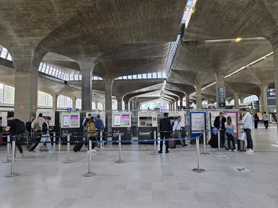 Distributori automatici di biglietti per il trasporto pubblico alla stazione di Roissypole