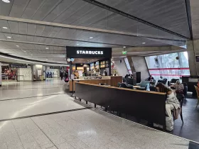 Starbucks, Terminal 1, area pubblica