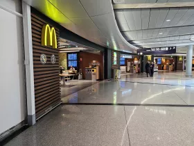 McDonald's, Terminal 1, area pubblica