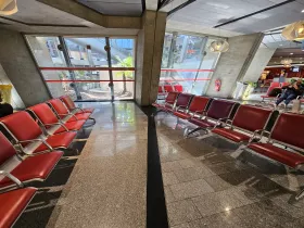 Posti a sedere nell'area pubblica del Terminal 1
