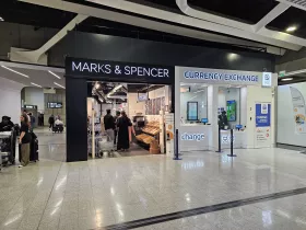 Supermercato e cambio valuta nella sala arrivi del Terminal 1