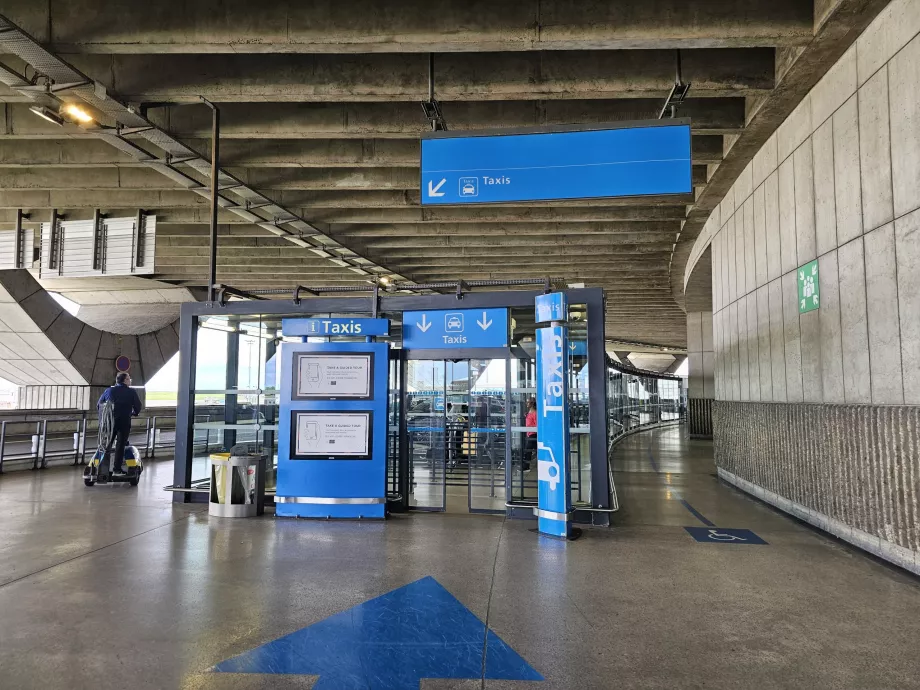 Fermata dei taxi di fronte alla sala arrivi, Terminal 1