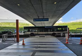 Autobus numero 350 di fronte al Terminal 1