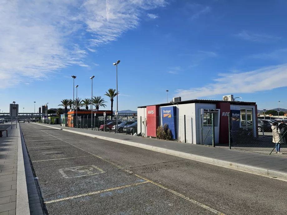 Noleggio auto di fronte al Terminal 2