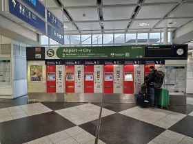 Distributori automatici di biglietti per il trasporto pubblico di fronte all'ingresso della piattaforma