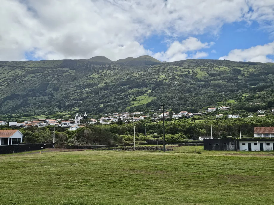 Il villaggio di Prainha sotto la catena montuosa