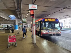Fermata dell'autobus in aeroporto