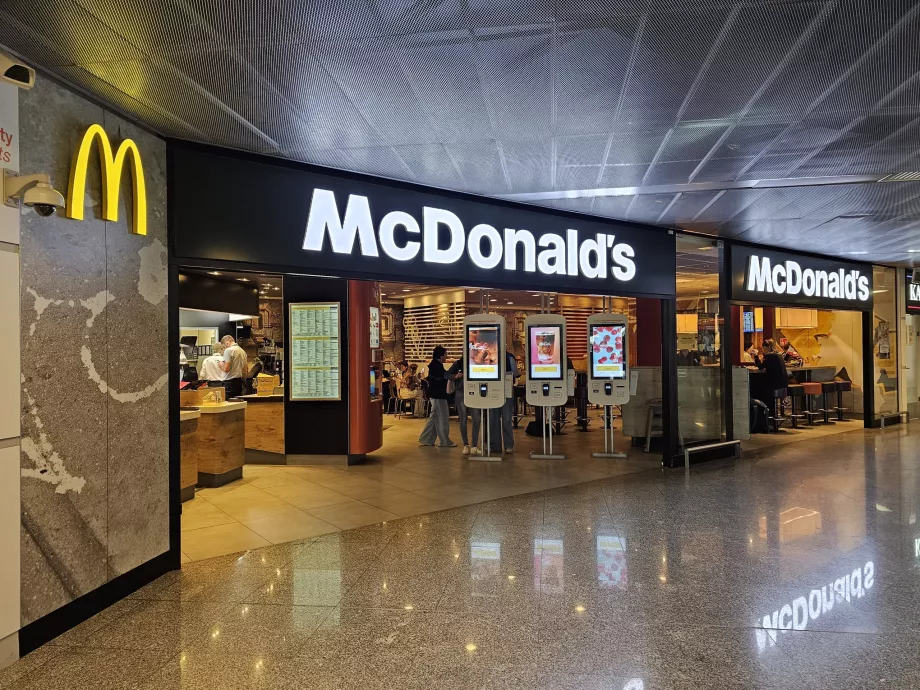 MdDonald's nell'area pubblica dell'aeroporto WAW