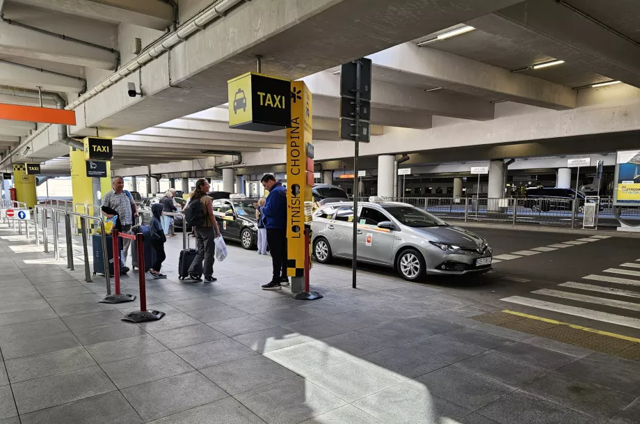 Fermata del taxi di fronte alla sala arrivi