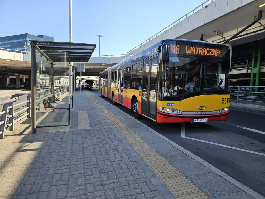 Linea di autobus 148 di fronte alla sala arrivi