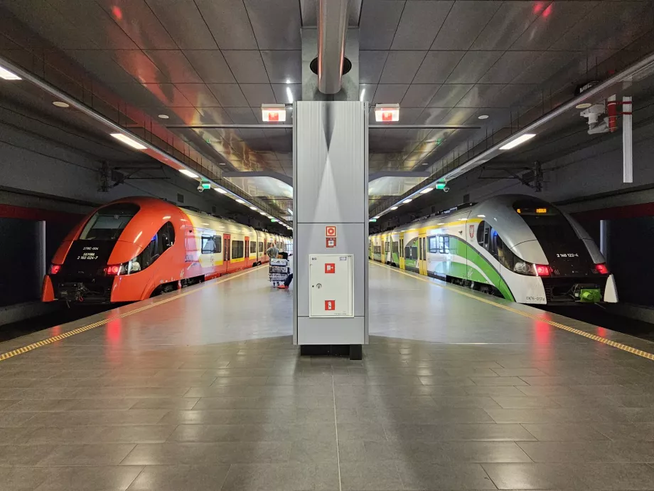 Binari dei treni - sul treno di sinistra della linea S (SKM), sul treno di destra della linea RL