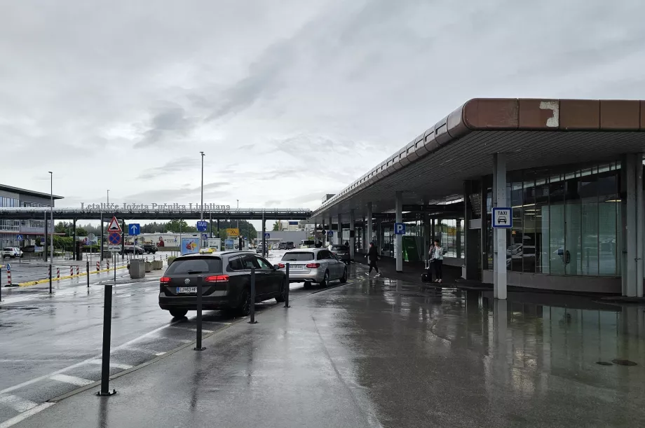 Fermata del taxi di fronte alla sala arrivi