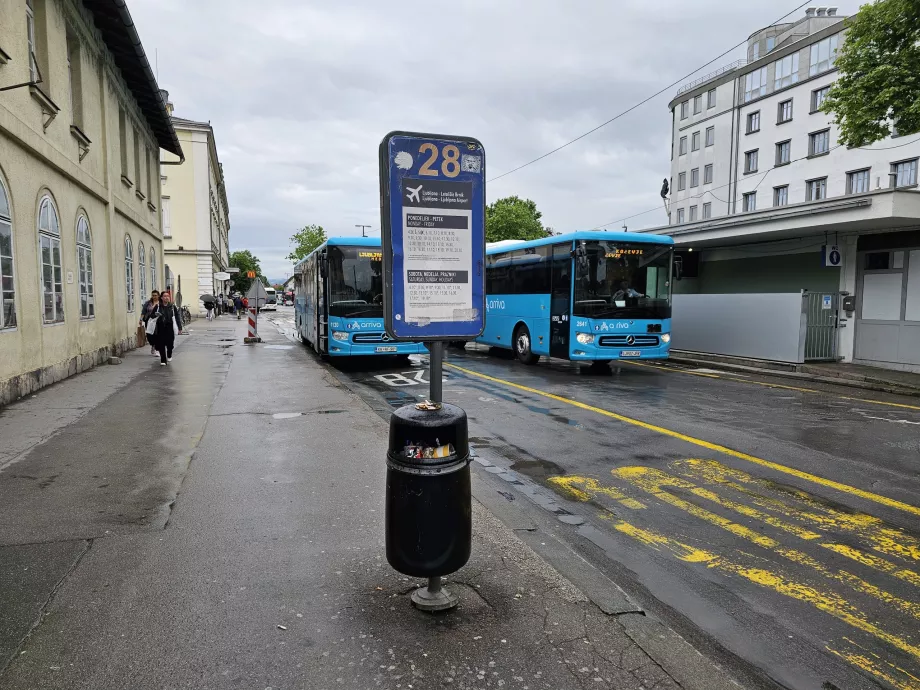 Fermata dell'autobus all'aeroporto vicino alla stazione ferroviaria principale