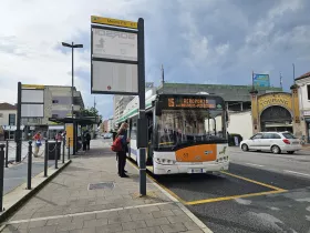 Fermata dell'autobus 15 per l'aeroporto di fronte alla stazione di Mestre