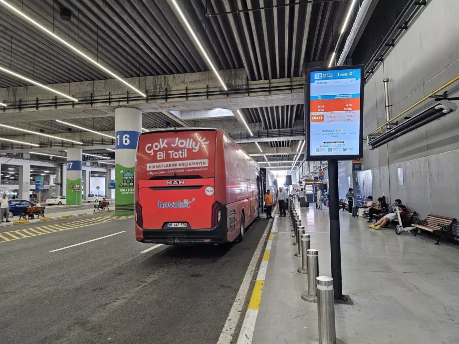 Fermata dell'autobus all'aeroporto - linea in direzione Taksim (centro)