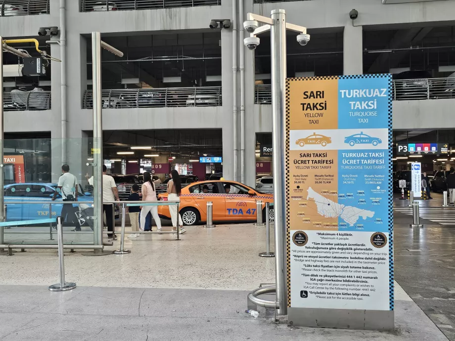 Fermata del taxi di fronte alla sala arrivi