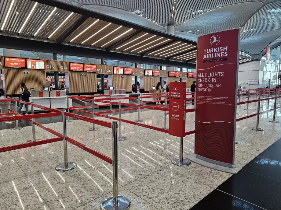 Banchi di check-in all'aeroporto di Istanbul