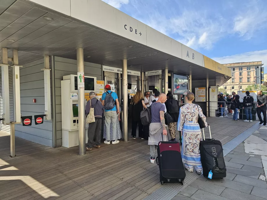 Le biglietterie automatiche ACTV davanti alla stazione