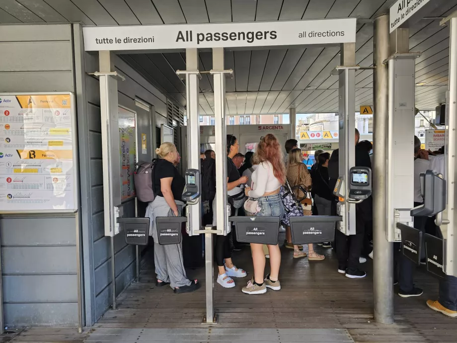 Tornelli all'ingresso della banchina davanti alla stazione