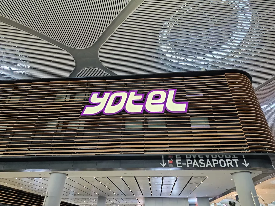 Yotel, parte pubblica