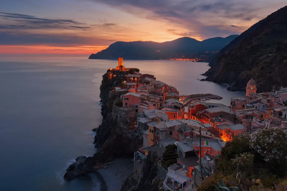 Vernazza notturna dalla torre di guardia