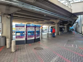 Distributori automatici di biglietti per il trasporto pubblico di fronte al terminal