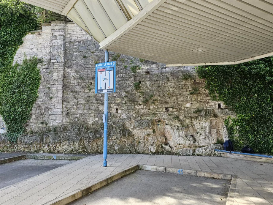 Fermata dell'autobus dell'aeroporto alla stazione degli autobus di Pola