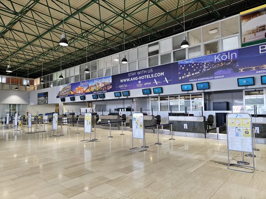 Banchi del check-in, aeroporto di Pola