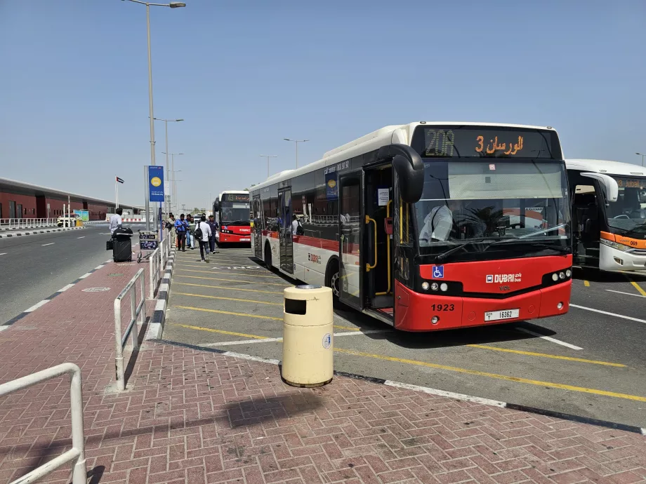 Fermata dell'autobus di fronte al Terminal 2