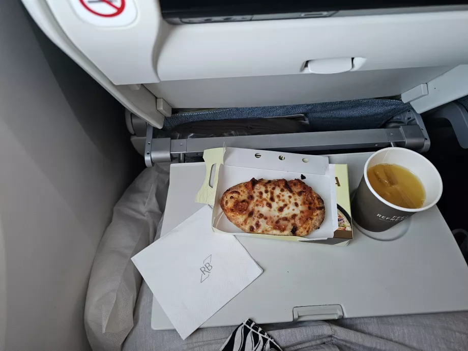 Uno spuntino prima dell'atterraggio su un volo a lungo raggio della Royal Brunei Airlines