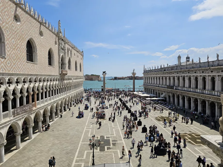 Vista di Palazzo Ducale dalla galleria