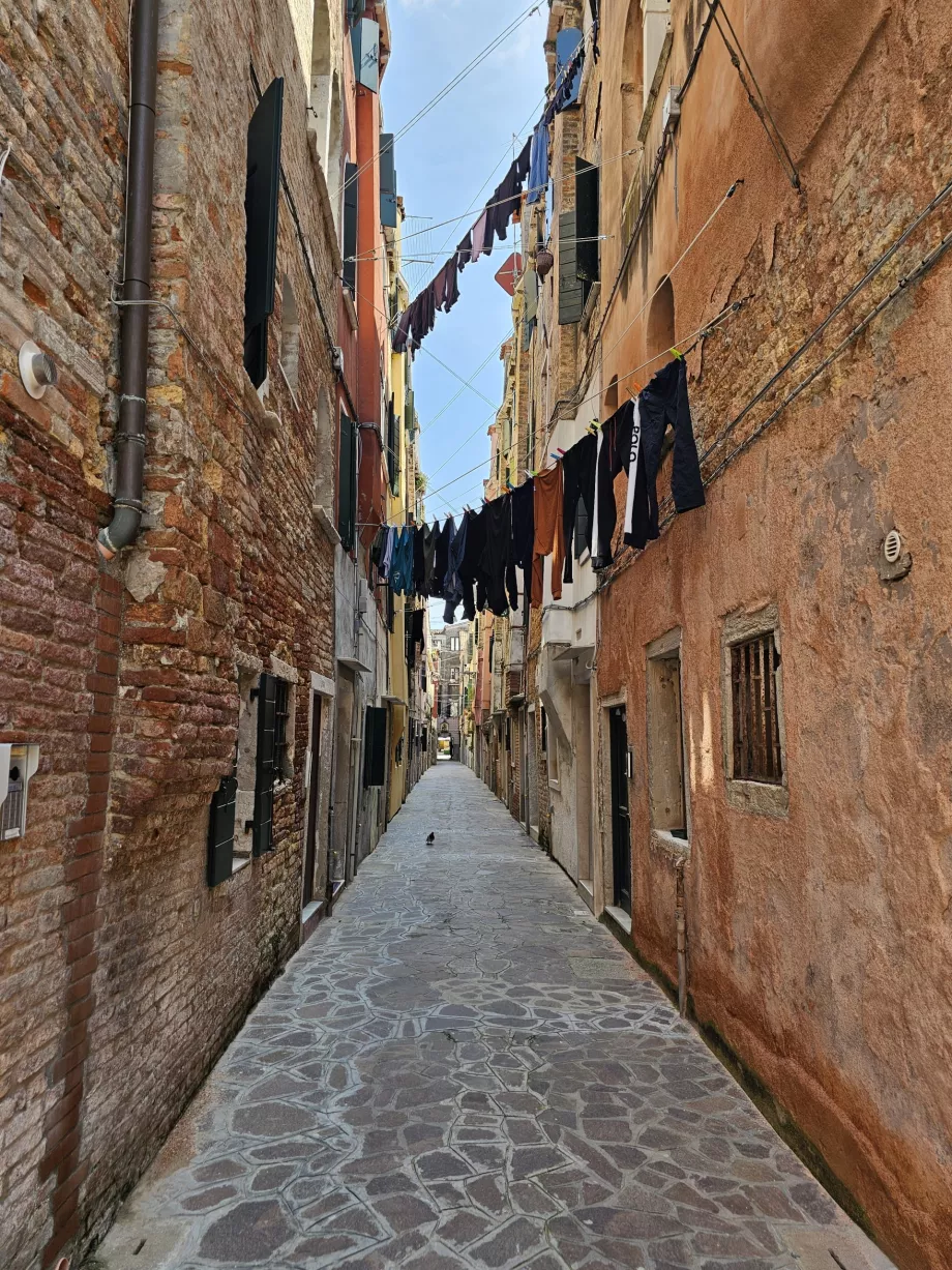 Appendere i panni per le strade di Venezia