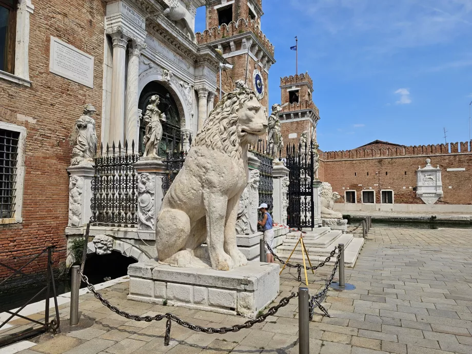 Statua di un leone davanti ai cantieri navali veneziani