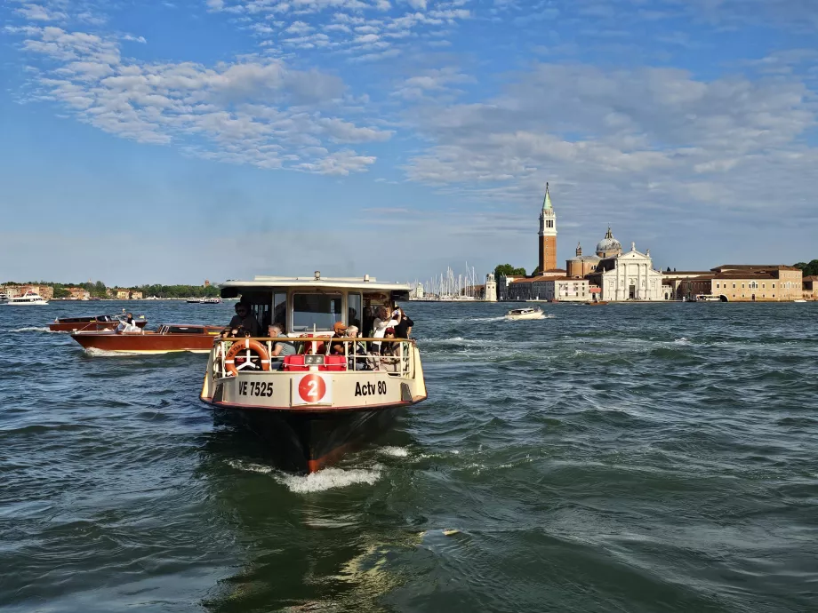 Vaporetto in Piazza San Marco