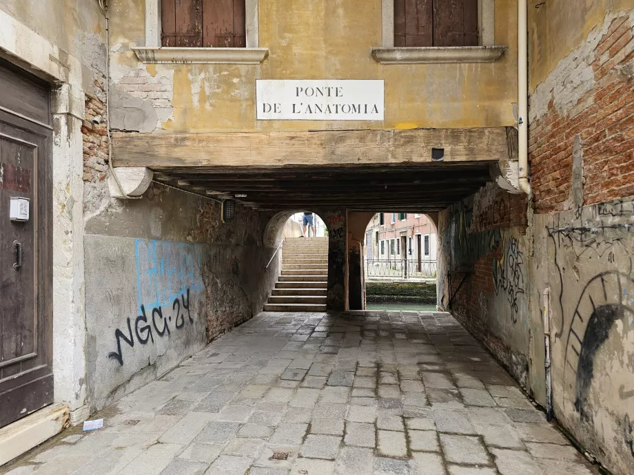 Passaggi sotto le case a Venezia