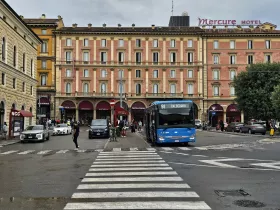 Gli autobus 81, 91, 35 e 39 fermano davanti a Bologna Centrale.