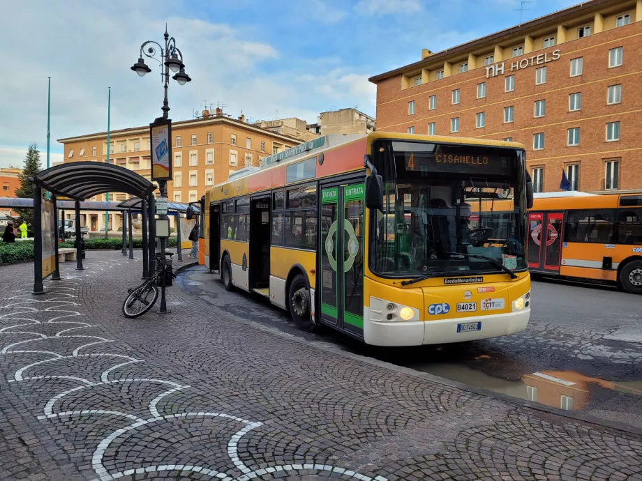 Fermata dell'autobus presso la stazione ferroviaria