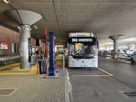 Fermata dell'autobus 944 all'aeroporto