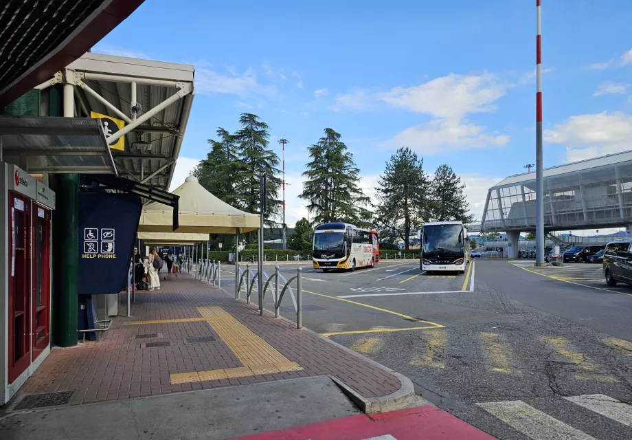 Fermata degli autobus a lunga percorrenza, degli autobus notturni e della linea 54