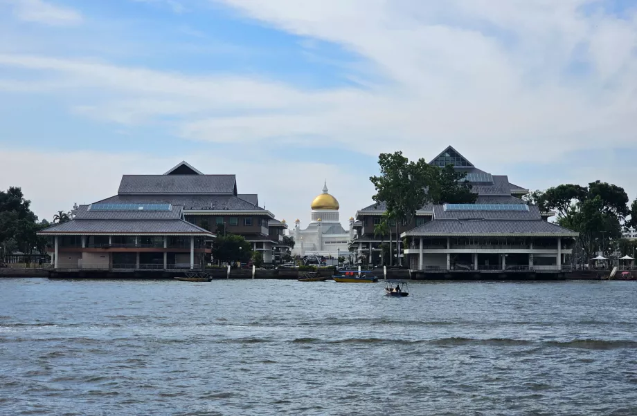 Vista della moschea di Omar Ali Saifuddien da Kampong Ayer