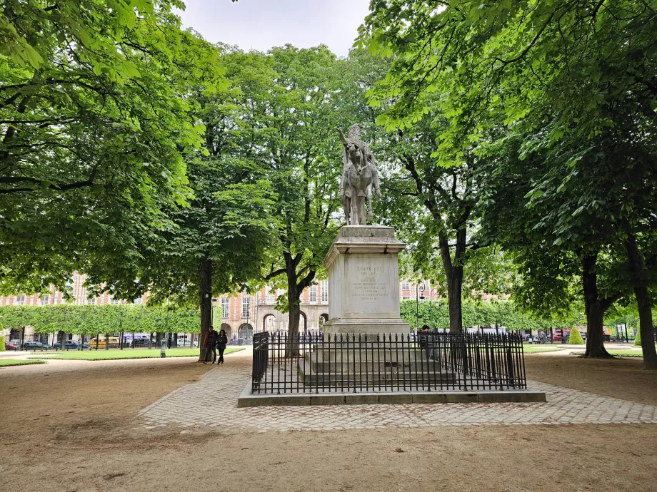 Statua equestre, Place des Vosges