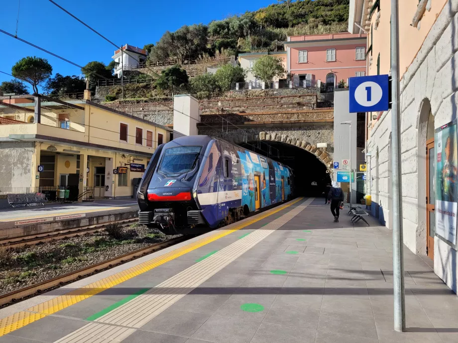 Treno in arrivo da Sestri Levante