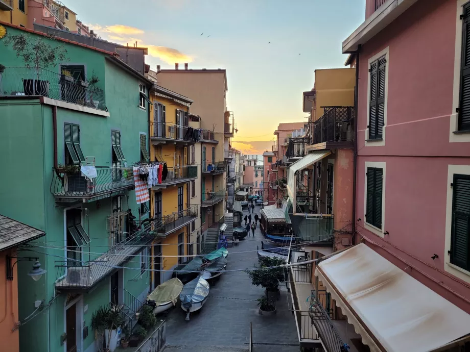 La via principale di Manarola